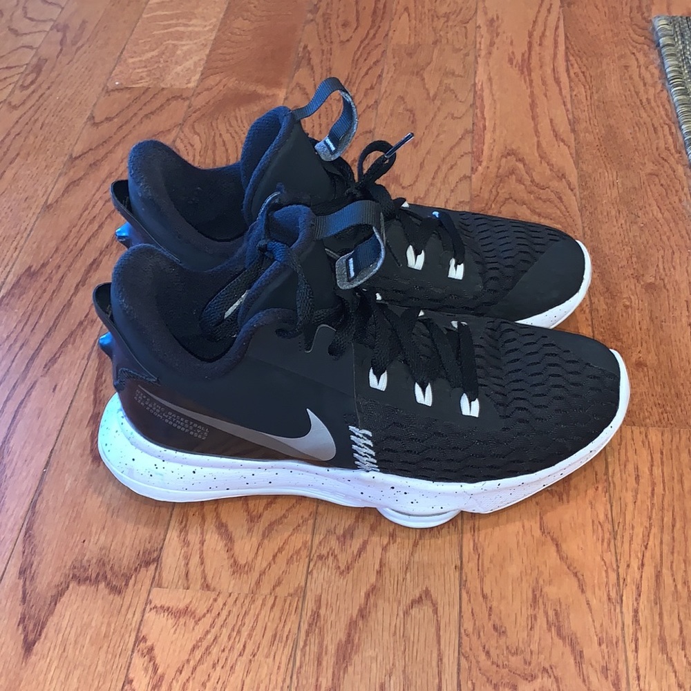 Lebron basketball shoes - Picture 2 of 8